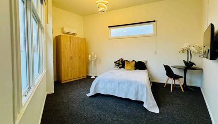 Hotel-Style Room – Renovated & Furnished - Photo 3