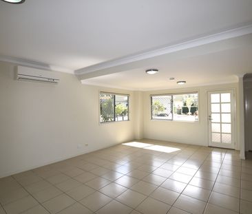 :: MODERN THREE BEDROOM TOWNHOUSE PLUS A POOL! - Photo 5