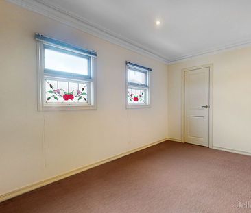 Spacious 2-Bedroom Townhouse in Prime North Melbourne Location - Photo 3