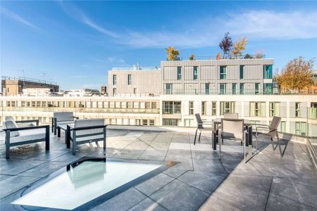 Beautiful 3 bedroom penthouse apartment with epic roof terrace, 3 stylish bathrooms, designer open-plan kitchen. Located in a small new development in central Westminster with concierge. - Photo 3