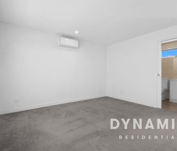 Stunning Townhouse in a Fantastic Location ! - Photo 3