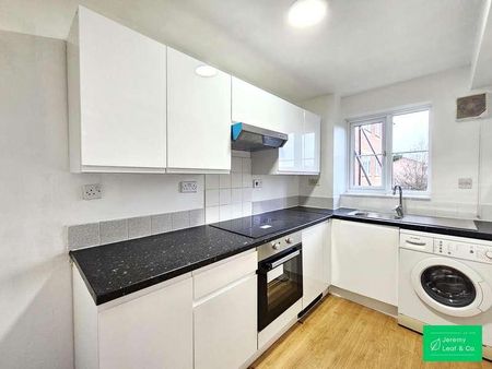 Blackdown Close, N2 - Photo 2