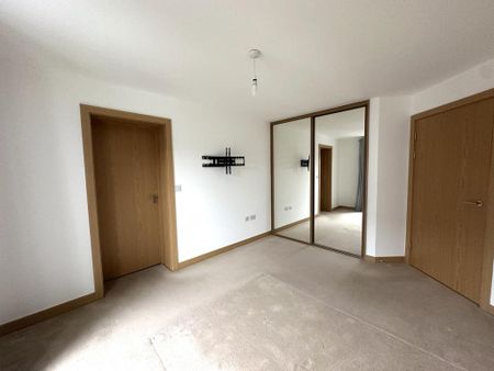 2 bedroom flat to rent - Photo 2