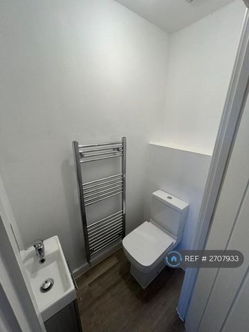 3 bedroom semi-detached house to rent - Photo 2