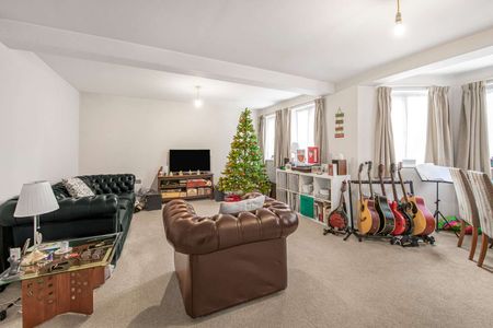 Bright one bedroom ground floor flat with off-street parking in Kew - Photo 3