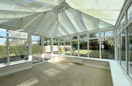 3 bedroom detached bungalow to rent - Photo 2