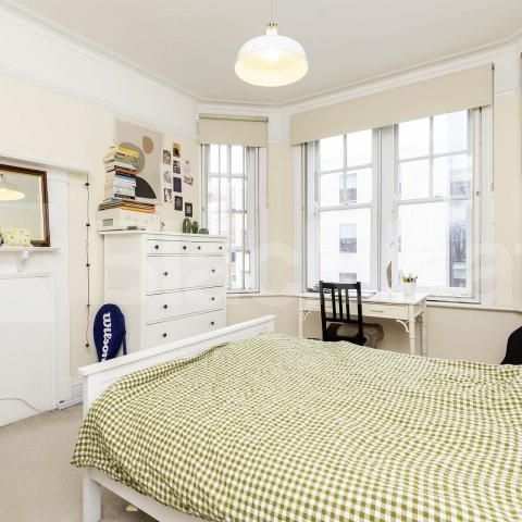 Three double bedrooms, two bathrooms, high ceilings and a spacious lounge. - Photo 1