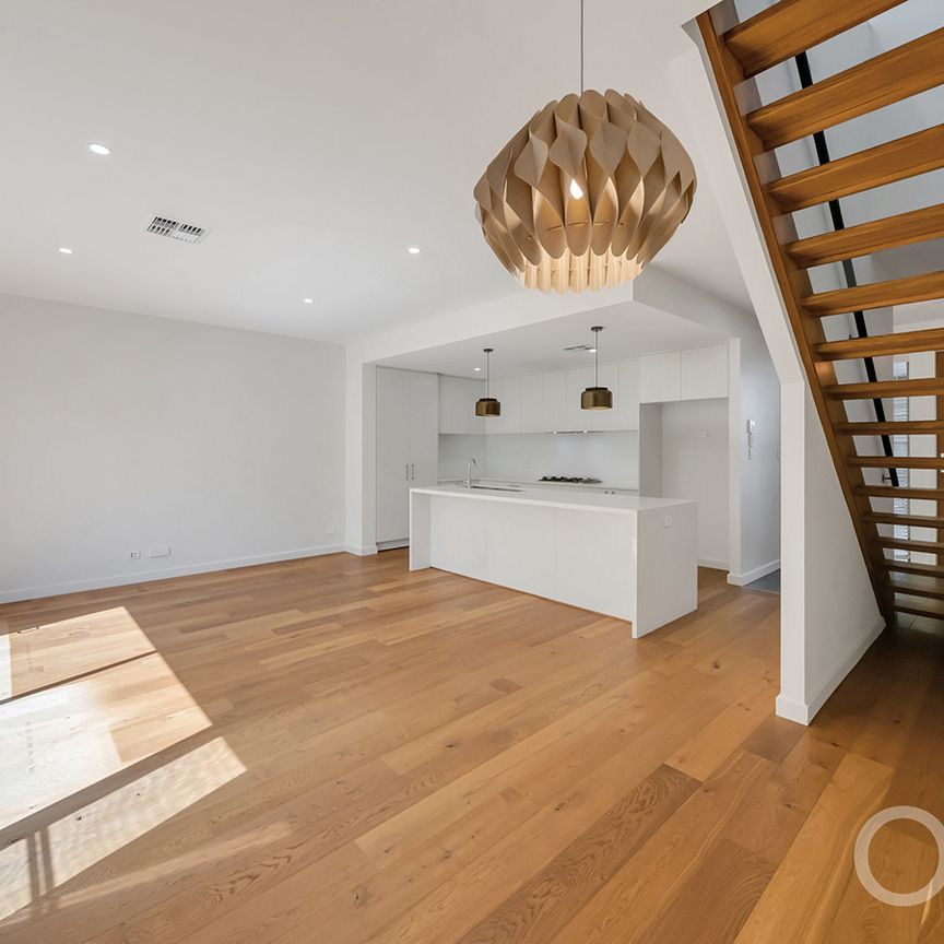 Open the Door to Inner-West Convenience - Photo 1