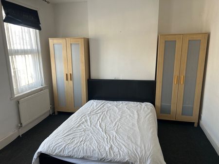 4 Bed Terraced House, Holbrook Road, E15 - Photo 5