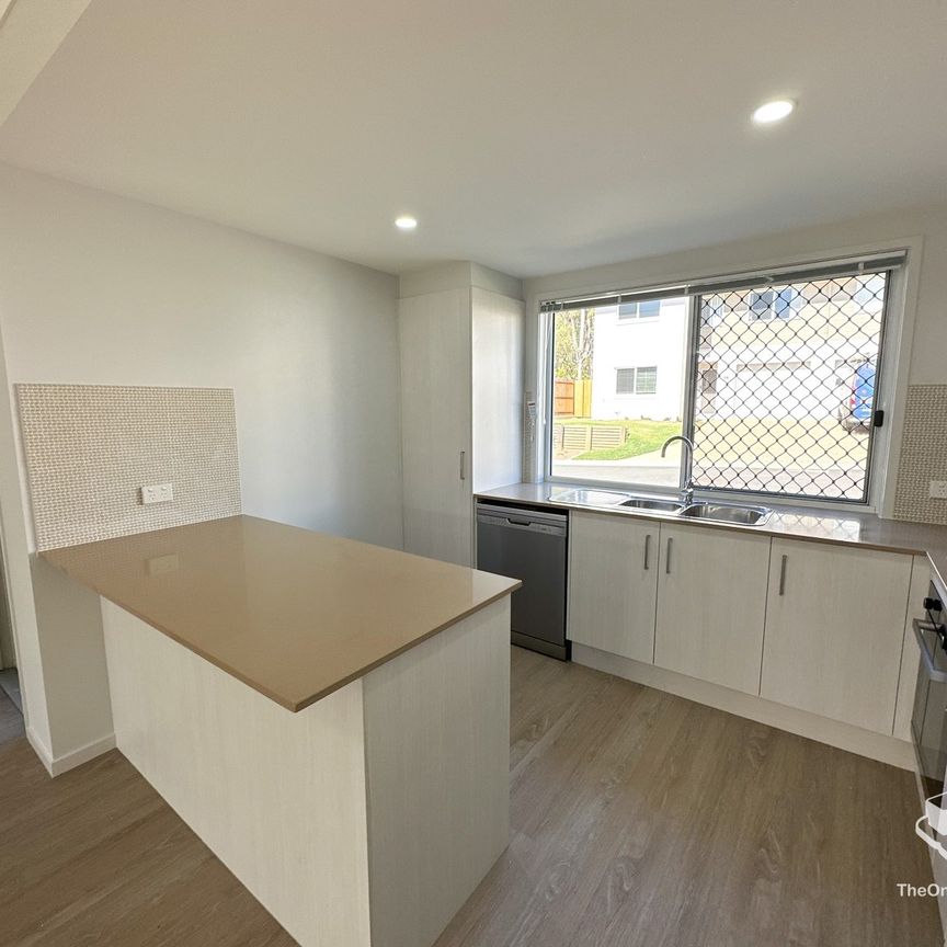 Spacious Modern Townhouse in Nigella Views, Dakabin - Photo 1