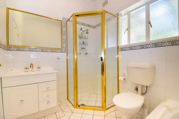 Cottage with Established Gardens & Ideal Location - Photo 1