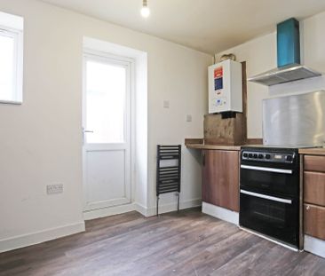 Price £2,700 pcm - Available Now - Part Furnished - Photo 5