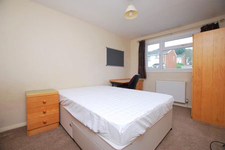 4 bedroom end of terrace house to rent - Photo 2