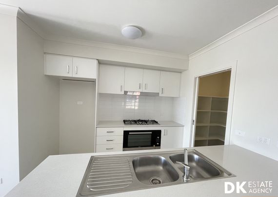 4 Bedrooms 2 Baths and 2 Garage space Family Home in Point Cook - Photo 1