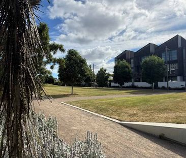 EXECUTIVE FULLY FURNISHED INNER CITY BRAND NEW APARTMENT! - Photo 3