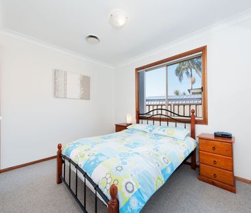 Three bedroom duplex with ducted AC - Photo 6