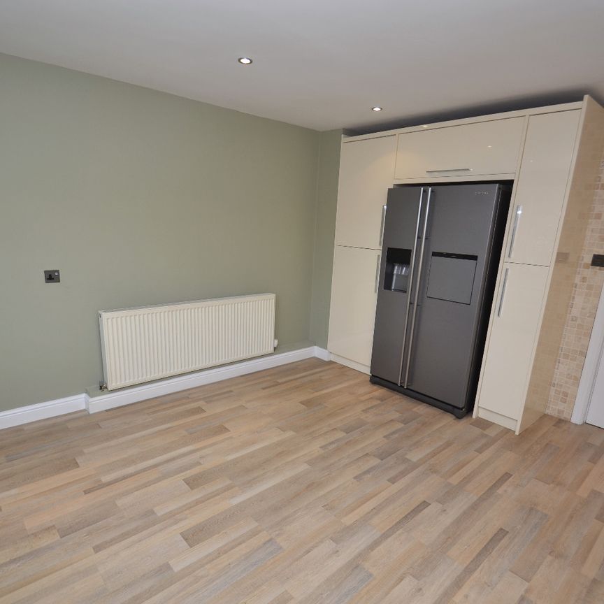 4 bed town house to rent in Dalmarnock Road, Glasgow, G40 - Photo 1