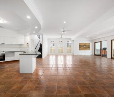 Waterfront Living on a Grand Scale in Prestigious Helensvale - Photo 3