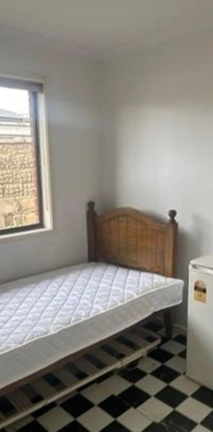 Rooming house accommodation with free wi-fi - Photo 1
