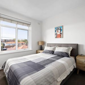 Top-Floor Spacious Apartment in Prime Richmond Location with small car space *NOTE INDUCTION COOKTOP INSTALLED* - Photo 2