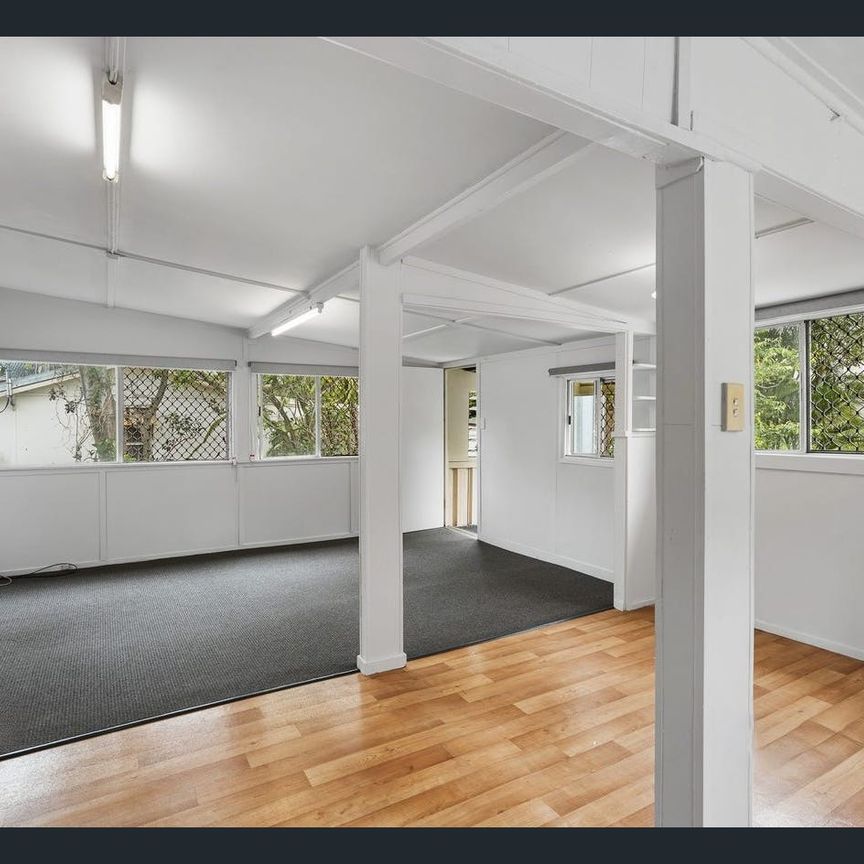 Charming 2 Bedroom Home Near the Waterfront - Photo 1