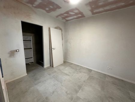 Volledig gerenoveerd energiezuinig 1 slpk appartement. - Photo 2