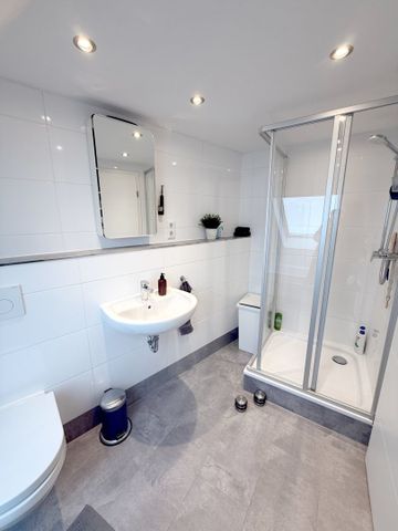 Im Herzen von Neuss: Zentrales und modernes Apartment im DG mit Klimaanlage und Tageslichtbad - Photo 4