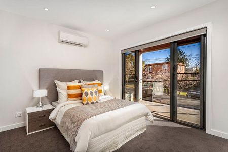 Private Entry with Courtyard – Perfect for Comfortable Living - Photo 2