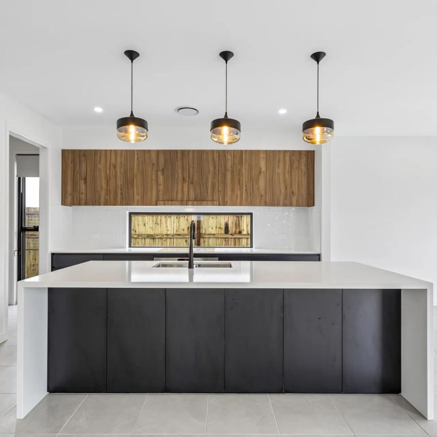 New new 5 bedroom home in Newport. Contact Julie Sykes 0438 050 110 - Photo 1