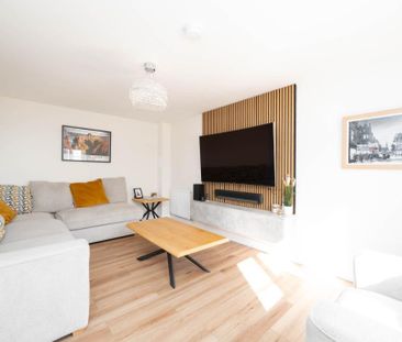 4 bedroom detached house to rent - Photo 2