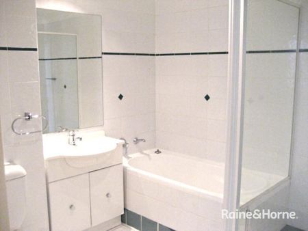 THREE BEDROOM APARTMENT IN IDEAL LOCATION! - Photo 5