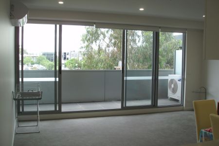 Premium location! Heart of the Uni Hill! Walking to RMIT! - Photo 2