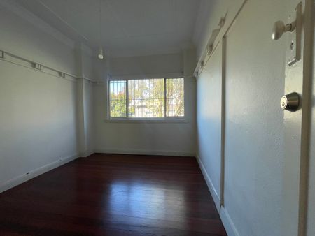 Spacious Two-Bedroom Flat with Ample Parking in Summer Hill - Photo 4