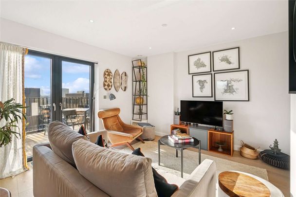 This 2 bed penthouse apartment, offers a wrap around balcony with panoramic views of London. - Photo 1
