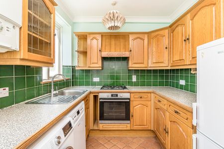 3 Bed Terraced House, Hengist Road, SE12 - Photo 4