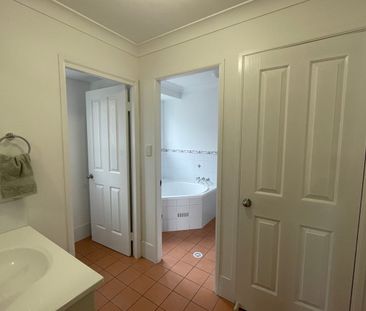 Beautiful Large Family Home - Photo 4