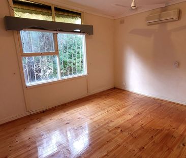 Easy living family home with good size yard & lots of parking - Photo 3