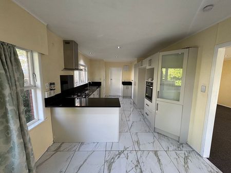 Spacious 3 bedroom property for rent - Photo 3