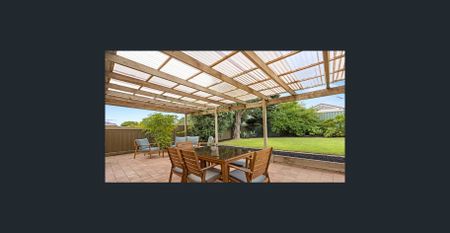 Stunning 4 Bedroom Family Home in Hallett Cove - Photo 4