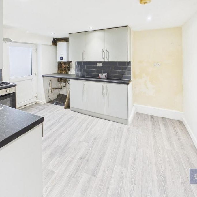 4 bedroom terraced house to rent - Photo 1