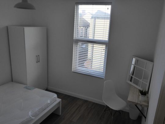 4 bedroom end of terrace house to rent - Photo 1
