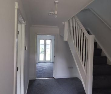 Available 3 Bed House - end terrace - Photo 6