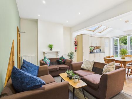 1 bedroom in a house share to rent - Photo 2