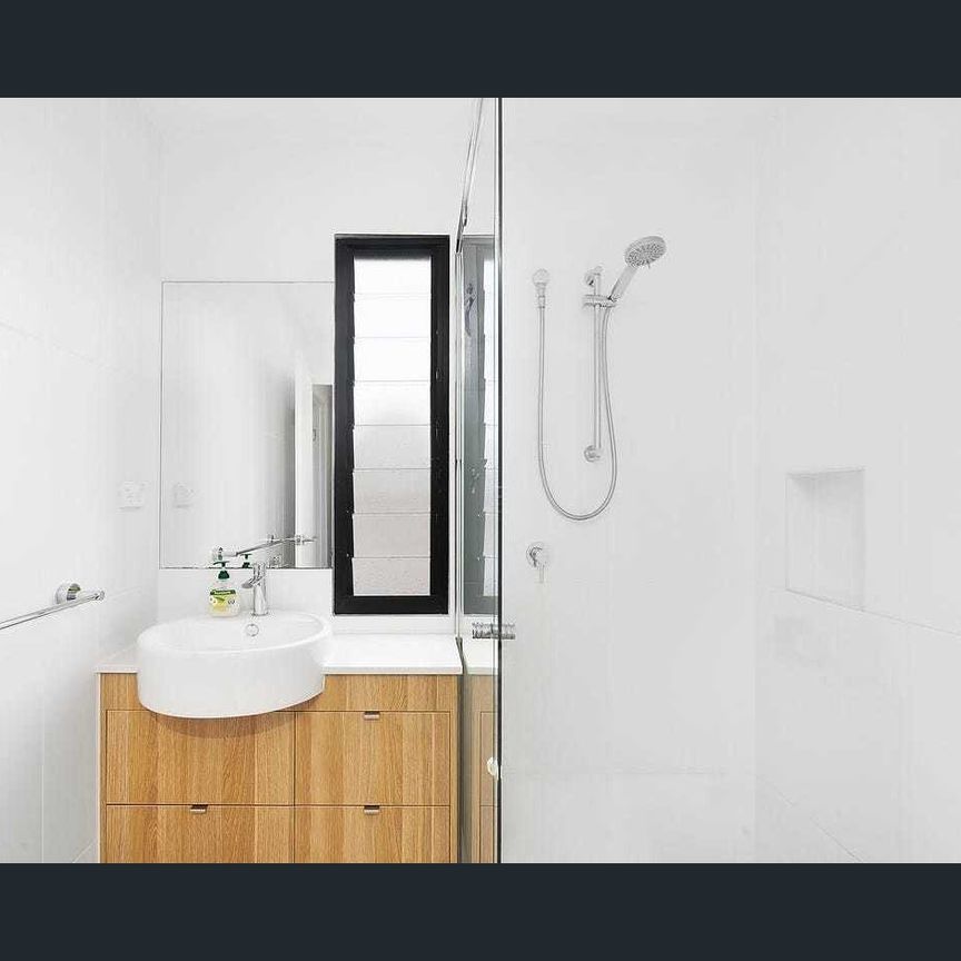 Charming 3-Bedroom Home in Leafy Wooloowin – Minutes from the City! - Photo 1