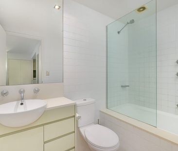 HUGH DESIGNER APARTMENT ONE BLOCK FROM THE BEACH - Photo 4