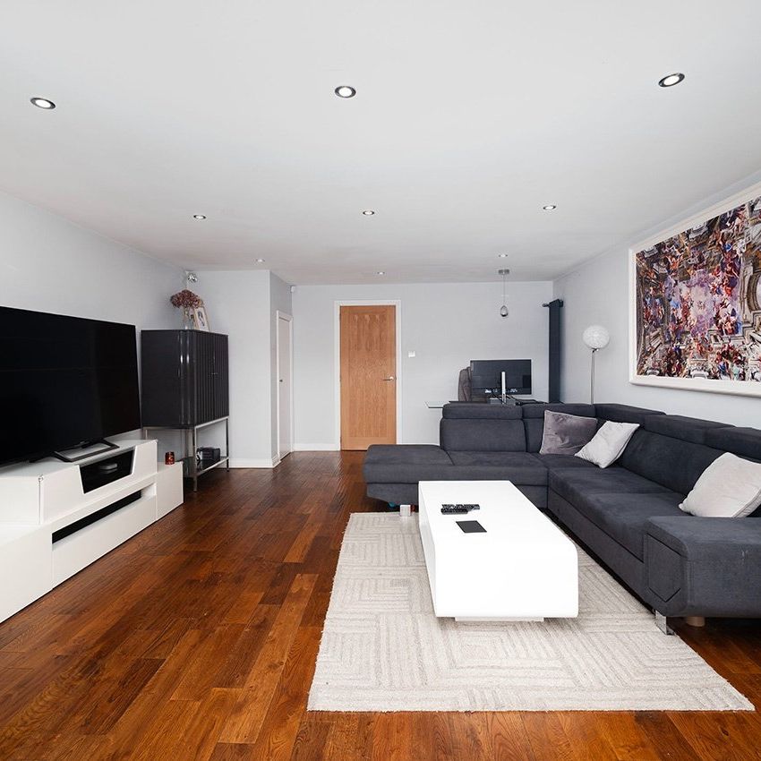 2 Bed Terraced House, Cobham, NW9 - Photo 1
