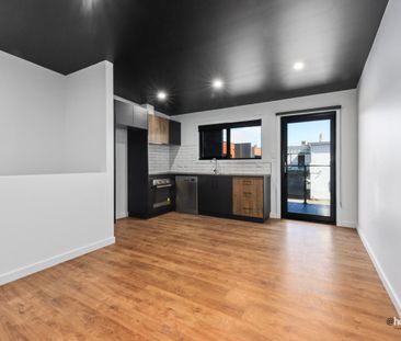 Central Contemporary Townhouse - Photo 4