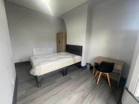 4 bedroom end of terrace house to rent - Photo 2