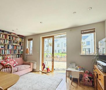 A well-presented two-bedroom ground floor apartment set within a hi... - Photo 2