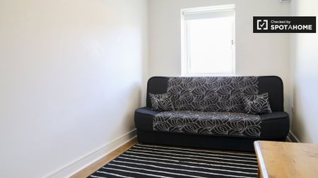 Bright room in 3-bedroom house in Donaghmede, Dublin - Photo 2